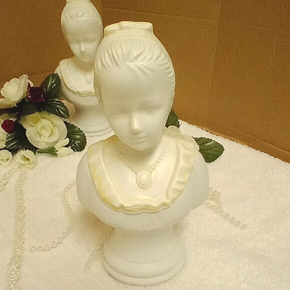 Vintage Avon Classic 18th Century Moonwind Cologne Busts, Set Of 2 white - Picture 3 of 9